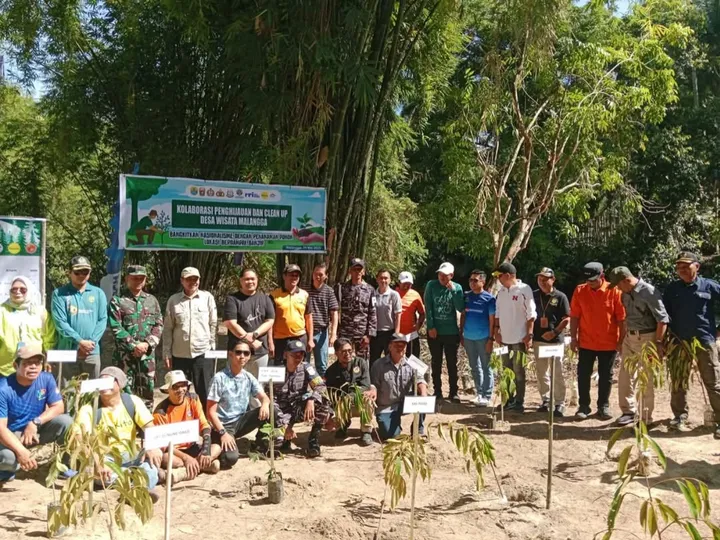 Warga dan Pemerintah Desa Malangga Tanam 350 Bibit Durian di Bantaran Sungai